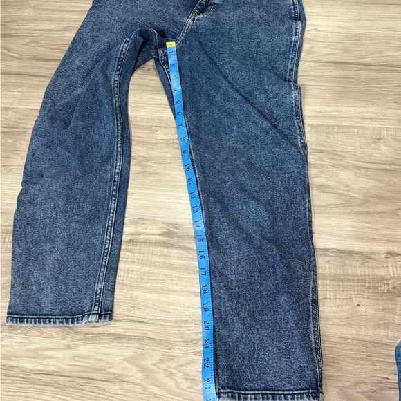 Hollister Women's Curvy Ultra High-Rise Mom Jeans, Size 1S, Washed Blue - Picture 4 of 6